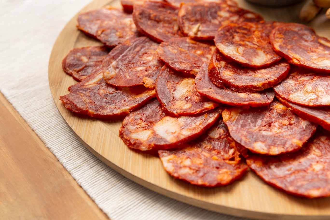 Tabla de madera con rodajas de chorizo ibérico
